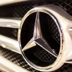 Błyszczące logo Mercedesa na grillu, symbol 4matic, zapowiada pewność jazdy w każdych warunkach.