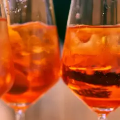 Trzy pomarańczowe drinki z lodem, idealne jako zamiennik angostura bitters dla orzeźwiającego smaku.