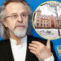 Jan A.P. Kaczmarek, kompozytor, w tle jego majątek w zimowej scenerii.