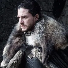 Jon Snow w futrzanym płaszczu, postać z filmów i seriali, w tym z Gry o Tron. Kit Harington filmy seriale i programy.