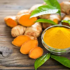 Świeża kurkuma i proszek. Zastanawiasz się, kurkuma do czego dodać? Do zup, curry, smoothie, a nawet do złocistego mleka!