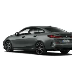 Szare BMW 235i z eleganckimi felgami i sportowym dyfuzorem, gotowe na podbój dróg.