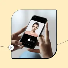 Dłonie trzymają smartfon, na którym wyświetlony jest portret kobiety. Widoczne są opcje edycji, sugerujące, jak rozjaśnić zdjęcie.