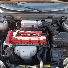 Silnik V6 2.7 litra w Hyundai Coupe. Czerwone pokrywy zaworów dodają sportowego charakteru.