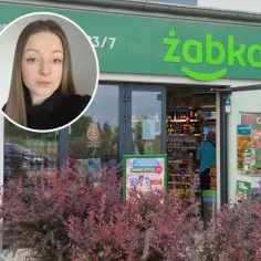 Młoda kobieta przed sklepem Żabka, gdzie można dowiedzieć się, ile zarabia się w Żabce. Promocje na lody i napoje.