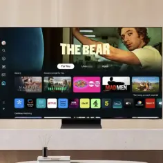 Nowy Tizen TV z rekomendacjami: "The Bear", "The Tourist", "Mad Men" i aplikacjami jak Netflix.