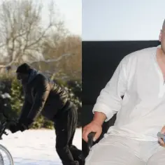 Dwóch aktorów z obsady filmu "Nietykalni" - jeden pcha wózek inwalidzki na śniegu, drugi siedzi na krześle z mikrofonem.