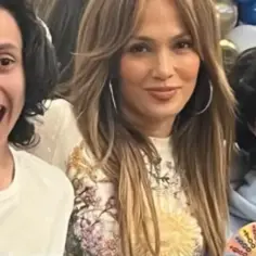 Jennifer Lopez ma dzieci. Widać ją z dwójką uśmiechniętych nastolatków, którzy wyglądają na bardzo szczęśliwych.