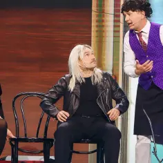 Kabaret Jurki skład: blondynka w czarnej sukience, mężczyzna w skórzanej kurtce i aktor w fioletowej kamizelce, rozmawiają na scenie.