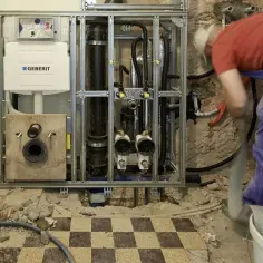 Instalacja stelaża Geberit z podwieszanym WC w trakcie prac remontowych.