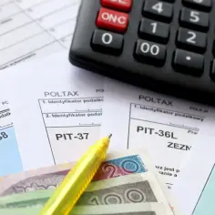 Kalkulator, pieniądze i formularze podatkowe PIT-38, PIT-37, PIT-36L, PIT-36. Czy emeryt musi rozliczyć PIT-11A?