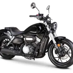Czarny motocykl Romet RCR 125. Dane techniczne tego stylowego cruisera zachęcają do jazdy.