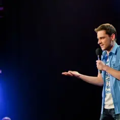 Stand-up: Poznaj fenomen! Różnice z kabaretem, historia i pojęcia.