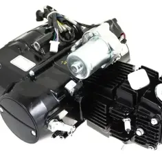 Silnik motocykla 125, gotowy na chip tuning. Czarny, z elementami elektrycznymi i chłodnicą.