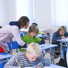 Nauczycielka pomaga uczniowi podczas sprawdzianu. Czy uczeń może zrobić zdjęcie sprawdzianu? Nie, to niedozwolone.