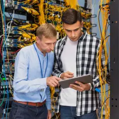 Co oznacza com w elektryce i jak wpływa na działanie obwodów