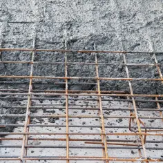 Siatka zbrojeniowa czeka na beton. Różne klasy betonu będą tworzyć solidną konstrukcję.