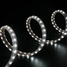 Biała taśma LED zwinięta w spiralę, idealna do oświetlenia schodowego. Dowiedz się, jak podłączyć oświetlenie schodowe.