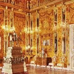 Wnętrze pałacu zdobią złote panele, tworząc niezwykłą bursztynową komnatę. W centrum stoi pomnik konny, a obok meble i obrazy.
