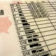 Ile naprawdę kosztuje prawo jazdy kategorii E? Sprawdź wszystkie opłaty!
