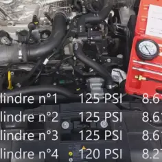 Pomiar ciśnienia sprężania w cylindrach Renault. Wyniki: 125 PSI (8.61 Bar) dla 1-3, 120 PSI (8.27 Bar) dla 4.