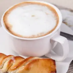Jak spienić mleko do kawy bez spieniacza – proste metody w domu
