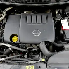 Silnik Nissana Qashqai, z widocznym logo marki. Warto wiedzieć, ile wytrzyma silnik Nissan Qashqai, by cieszyć się jazdą przez lata.