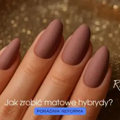 Dłoń z eleganckimi, matowymi paznokciami w odcieniu pudrowego różu. Tekst: "Jak zrobić matowe hybrydy?".