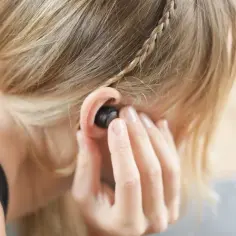 Jak założyć słuchawkę Bluetooth na ucho, by uniknąć dyskomfortu?