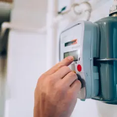 Jak przenieść licznik energii na zewnątrz? Poradnik krok po kroku