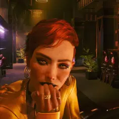 Kobieta z rudymi włosami w neonowym klubie, zastanawia się, ile godzin spędzi w świecie cyberpunk.