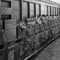 ENIAC, pierwszy komputer, to labirynt kabli i przełączników.