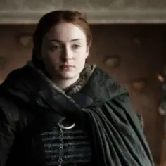 Sophie Turner w mrocznym stroju, przypominającym postać z Gry o Tron. Jej filmy, seriale i programy to fascynująca podróż przez różne światy.