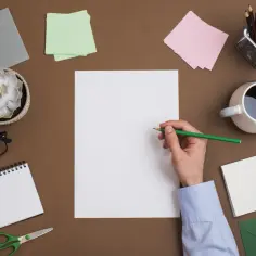 Przygotowujesz się do napisania listu motywacyjnego na pierwszy staż w marketingu? Na biurku masz wszystko, czego potrzebujesz: kartkę, ołówek, notatnik i kawę.