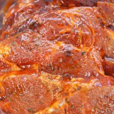 Kawałki karczku w intensywnej, pomarańczowej marynacie z ziołami. Idealna marynata do karczku na grilla lub do pieczenia.