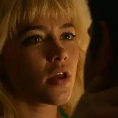 Zbliżenie na Florence Pugh w jednym z jej filmów. Jej oczy są szeroko otwarte, a usta lekko rozchylone, jakby mówiła coś ważnego.