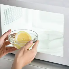 Jak usunąć nieprzyjemny zapach z mikrofalówki domowym sposobem w 5 minut? Włóż miseczkę z wodą i cytryną do mikrofalówki.
