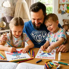 Tata w koszulce "Super Tata" z dziećmi koloruje obrazki na Dzień Ojca. Radość i kreatywność w rodzinnym gronie.