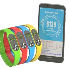 Kolorowe opaski monitorujące aktywność i smartfon z aplikacją do liczenia kroków.