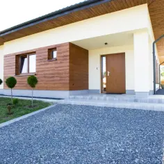 Tynk czy farba na elewację? Porównanie zalet, wad i kosztów rozwiązania