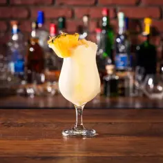 Mrożony drink z ananasem, idealny na upalny dzień. Ten u boot drink wygląda orzeźwiająco!