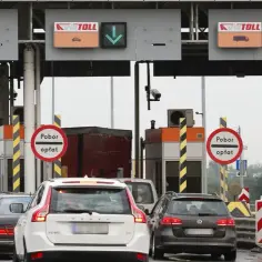 Korki na autostradzie A6 przy punkcie poboru opłat. Zielone strzałki wskazują wolne pasy, czerwony krzyżyk zamknięty.