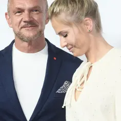 Cezary Pazura i jego żona na ściance.