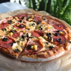 Pizza z salami, oliwkami i ananasem. Idealne jakie przyprawy do pizzy? Oregano i bazylia!