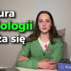 Dziewczyna przygotowuje się do matury z biologii rozszerzonej. Na biurku ma podręcznik i model czaszki.