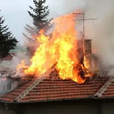 Jak rozpoznać pożar sadzy w kominie i uniknąć niebezpieczeństwa