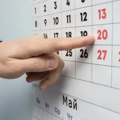 Palec wskazuje datę 20 na kalendarzu. Kiedy zaczyna się 1-miesięczny okres wypowiedzenia?