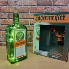 Zielony Jägermeister z lampkami LED i opakowanie z jeleniem. Idealny na wieczór z tonikiem.
