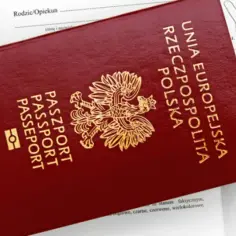 Czerwony paszport RP leży na wniosku. Zastanawiasz się, ile kosztuje wyrobienie paszportu w Holandii?