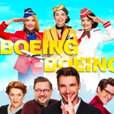 Plakat teatralny "Boeing Boeing" z uśmiechniętymi stewardessami i mężczyznami na tle chmur i kolorowych kół.